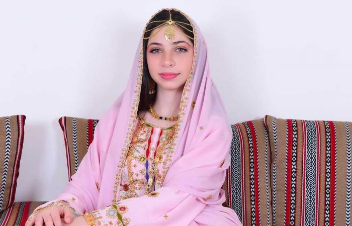 La gracieuse jeune princesse Malak d’Oman en tenue traditionnelle avec son père et ses frères pour la fête nationale