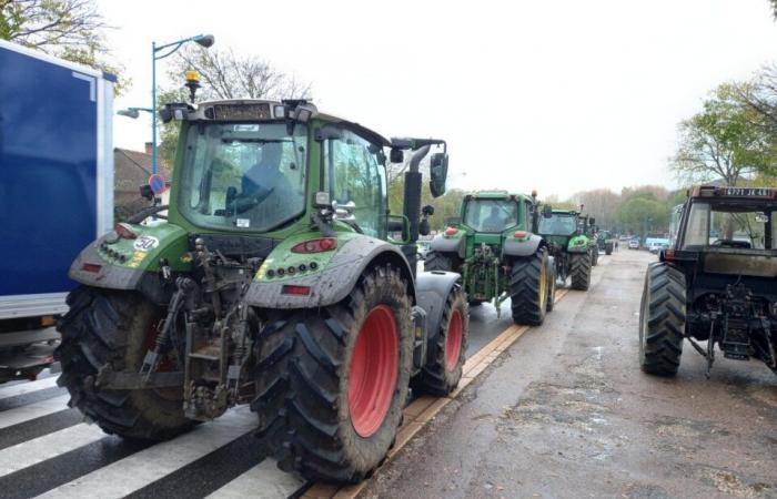 des agriculteurs manifestent et bloquent l’entrée de la préfecture