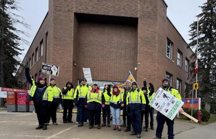 Quatrième jour de grève à Postes Canada