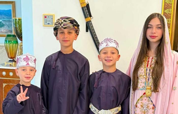 La gracieuse jeune princesse Malak d’Oman en tenue traditionnelle avec son père et ses frères pour la fête nationale