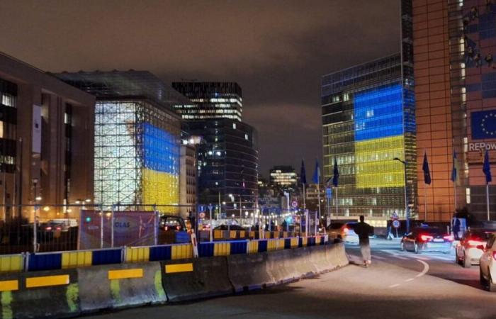 Bruxelles aux couleurs ukrainiennes pour célébrer le millième jour de l’invasion russe