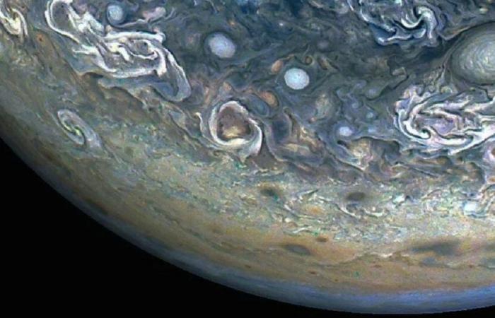 La sonde Juno de la NASA capture l’image d’un dauphin à la surface de Jupiter