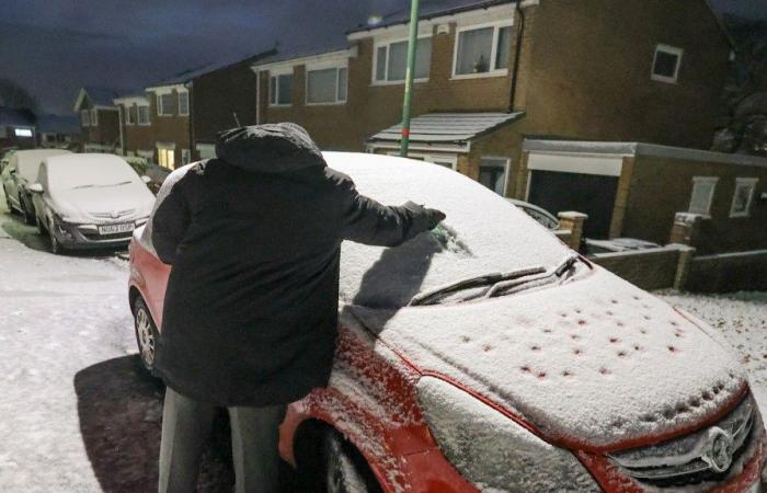 Les écoles ferment et les Britanniques se battent contre des couches de neige alors que les températures chutent à -8 °C et que 8 pouces supplémentaires tombent, provoquant un carnage dans les voyages.