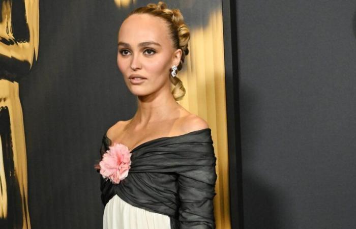 20 ans après, Lily-Rose Depp porte la même robe que sa mère Vanessa Paradis sur le tapis rouge