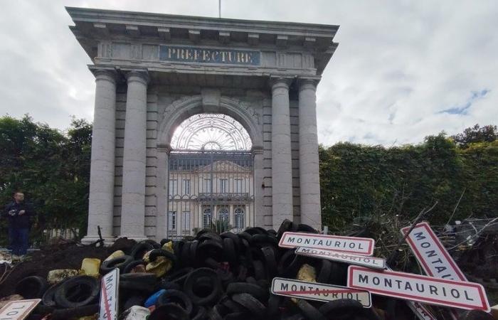 déchets déversés devant la préfecture d’Agen dans le calme le plus complet