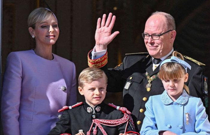 Jacques et Gabriella de Monaco au balcon avec Albert II et Charlène pour assister au défilé militaire incluant la Garde Républicaine