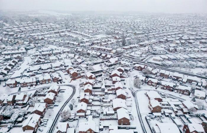 Les écoles ferment et les Britanniques se battent contre des couches de neige alors que les températures chutent à -8 °C et que 8 pouces supplémentaires tombent, provoquant un carnage dans les voyages.