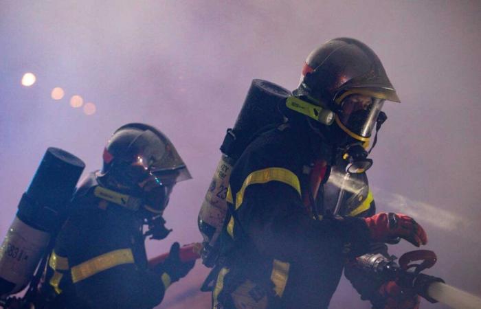 les pompiers sauvent la victime coincée dans les flammes