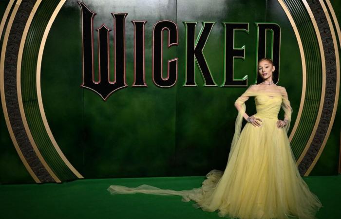 Ariana Grande voit la vie en jaune avec Ralph Lauren pour « Wicked »