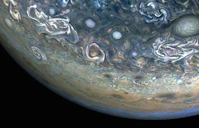 La sonde Juno de la NASA capture une image d’un dauphin à la surface de Jupiter