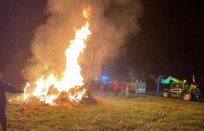 parce que la nuit dernière beaucoup de ronds points étaient en feu