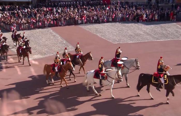 Jacques et Gabriella de Monaco au balcon avec Albert II et Charlène pour assister au défilé militaire incluant la Garde Républicaine