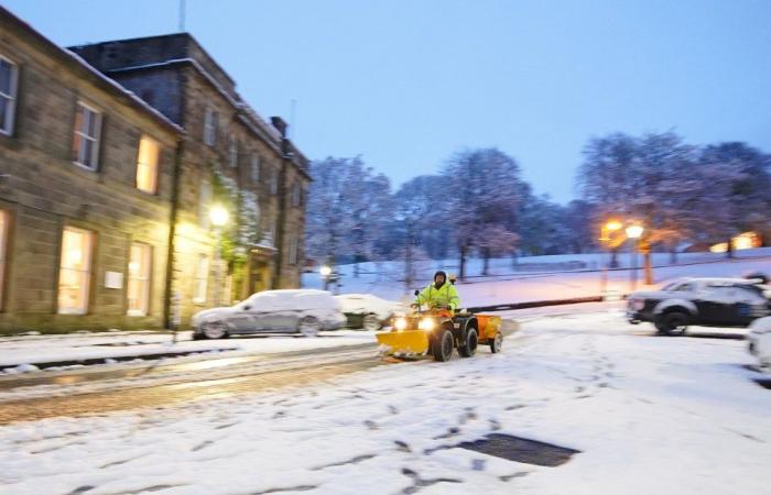 Les écoles ferment et les Britanniques se battent contre des couches de neige alors que les températures chutent à -8 °C et que 8 pouces supplémentaires tombent, provoquant un carnage dans les voyages.