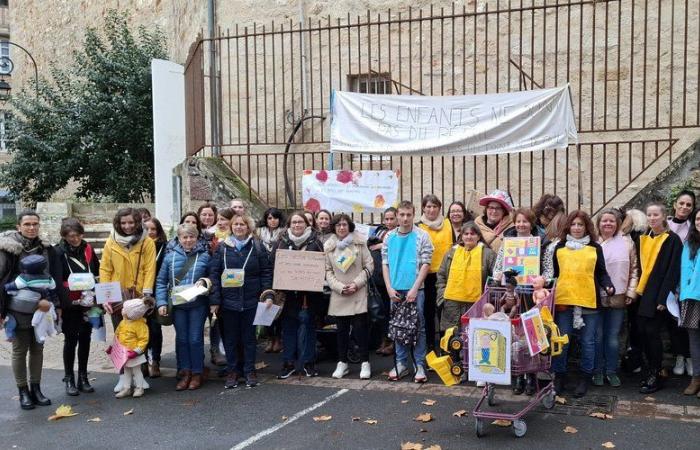 « Les métiers de la petite enfance ne font plus rêver », à Figeac, près d’une quarantaine de professionnels se mobilisent pour réclamer plus de reconnaissance