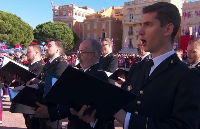 Jacques et Gabriella de Monaco au balcon avec Albert II et Charlène pour assister au défilé militaire incluant la Garde Républicaine