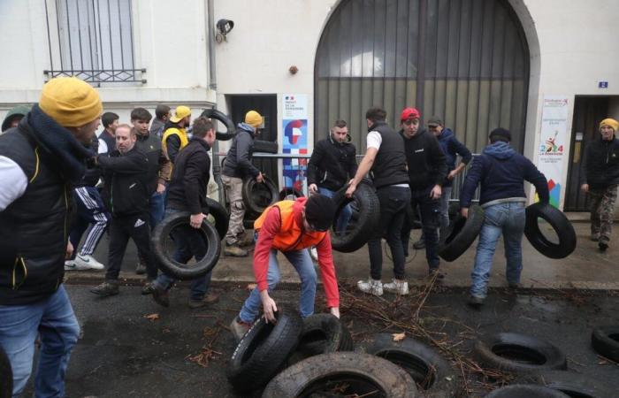 Lisier, pneus, foin pourri, la Coordination rurale attaque les bâtiments de l’État