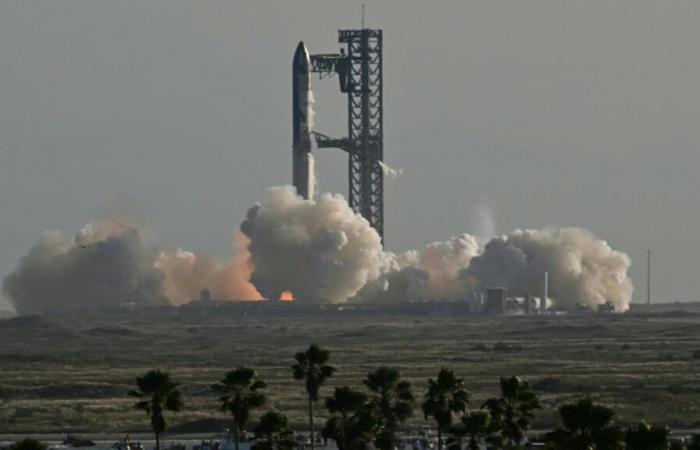 Images de la mégafusée Starship de SpaceX décollant devant Donald Trump au Texas