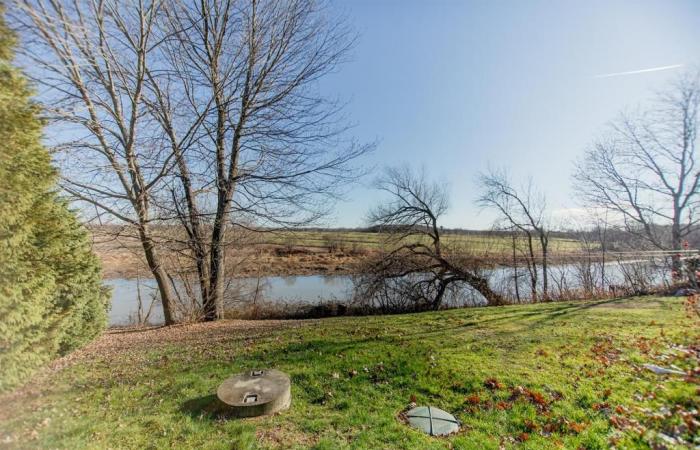 Élégant cottage bordant un plan d’eau dans un contexte de tranquillité champêtre