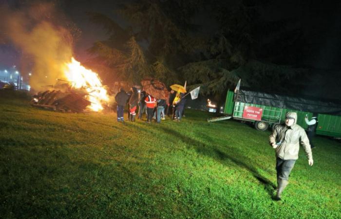 pourquoi de nombreux ronds-points étaient en feu la nuit dernière