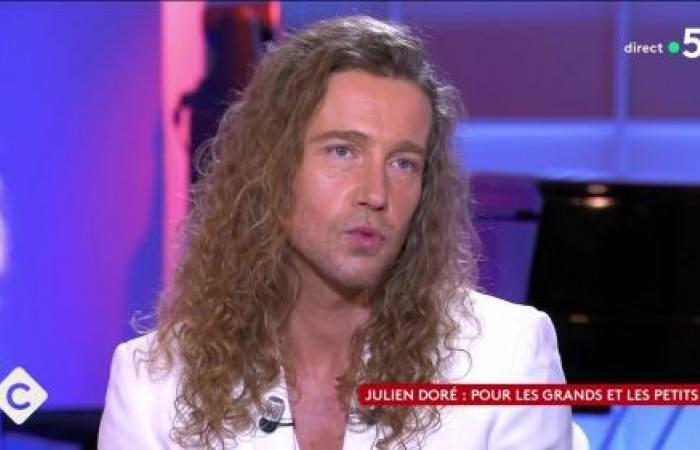 “Il a avancé un peu vite”, Julien Doré se moque du nom de sa tournée donné par son fils