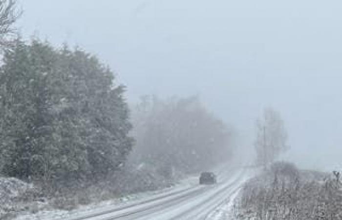 Le chaos des déplacements et les fermetures d’écoles s’accentuent alors que jusqu’à 15 cm de neige supplémentaires devraient tomber