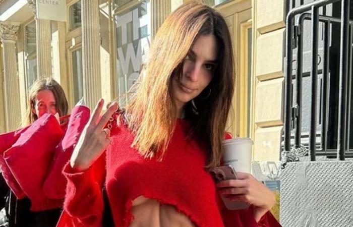 Toujours plus étrange, le ventre sous un pull déchiré par Emily Ratajkowski