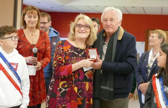 Au Salon du livre, Marie-Bernadette Dupuy reçoit la médaille de la Ville