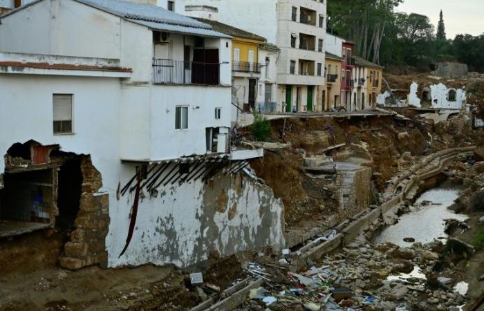 Le roi et la reine d’Espagne applaudis à leur retour dans les zones touchées par les inondations