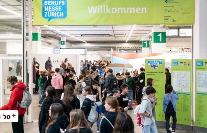 Au salon de l’emploi, les jeunes peuvent trouver leur futur emploi