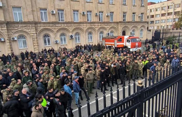 En Abkhazie, des manifestants envahissent le Parlement pour protester contre un accord favorable à la Russie