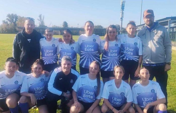 L’équipe de football amateur Hérault Ensérune FC équipée de maillots professionnels