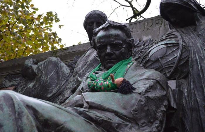 les statues reçoivent un porte-bébé (Gand)