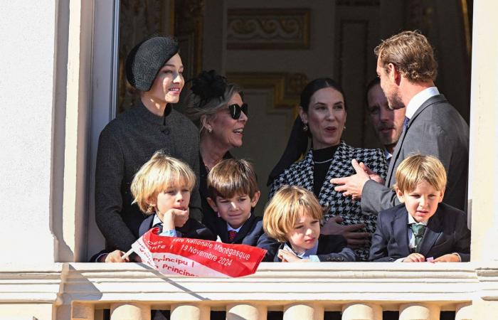 La princesse Caroline grand-mère heureuse avec ses sept petits-enfants sur le balcon du palais princier