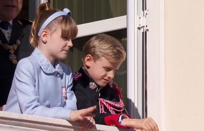 Jacques et Gabriella de Monaco au balcon avec Albert II et Charlène pour assister au défilé militaire incluant la Garde Républicaine