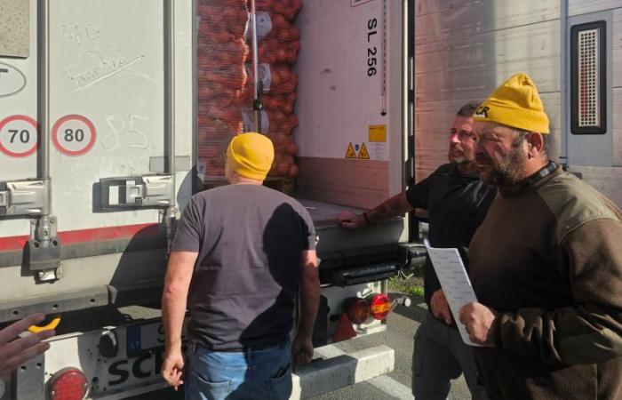 “On les bloquera, on ne les videra pas”, assurent les agriculteurs aux premiers camions bloqués au péage du Boulou sur l’A9