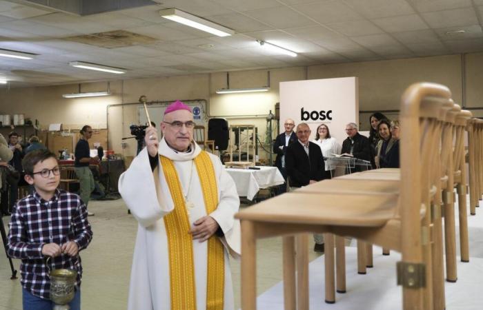 avant leur départ, les chaises de Notre-Dame ont été bénies dans les Landes