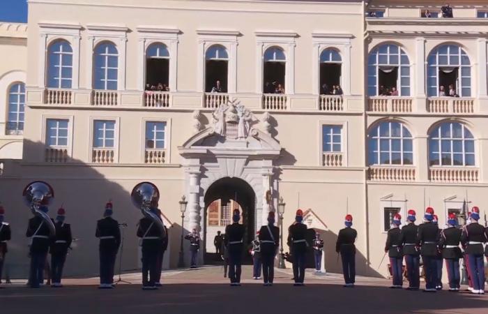 Jacques et Gabriella de Monaco au balcon avec Albert II et Charlène pour assister au défilé militaire incluant la Garde Républicaine