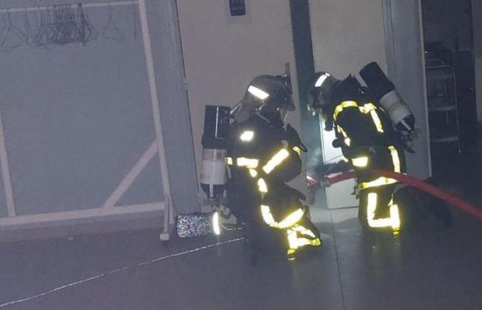 Pour s’entraîner, les pompiers simulent un incendie dans la salle des fêtes de Grandcourt