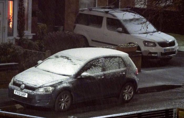 Météo la plus récente : avertissement mis à jour ; jusqu’à 20 cm de neige en route ; l’aéroport met en garde les voyageurs