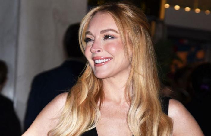 Lindsay Lohan (38 ans) éblouit dans un décolleté jusqu’au nombril, elle dévoile sa culotte dans une robe transparente