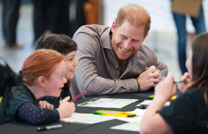 Le prince Harry joue au volleyball assis au Canada avec des élèves du primaire