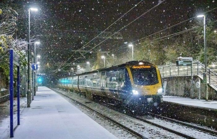 Les écoles ferment et les Britanniques se battent contre des couches de neige alors que les températures chutent à -8 °C et que 8 pouces supplémentaires tombent, provoquant un carnage dans les voyages.