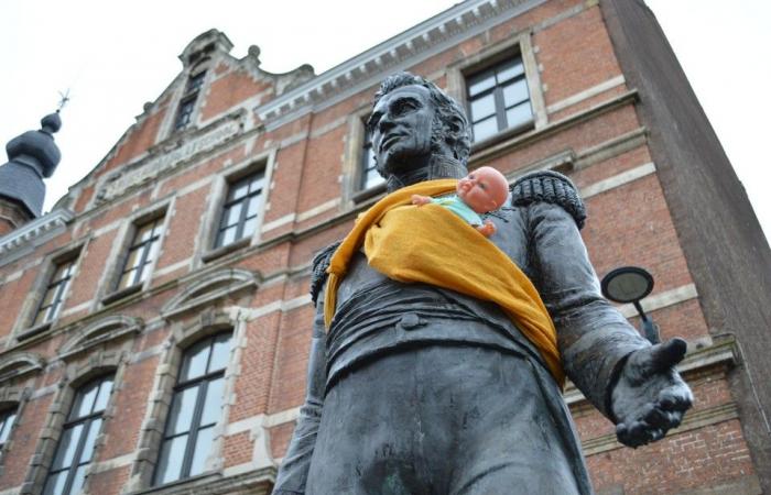 les statues reçoivent un porte-bébé (Gand)