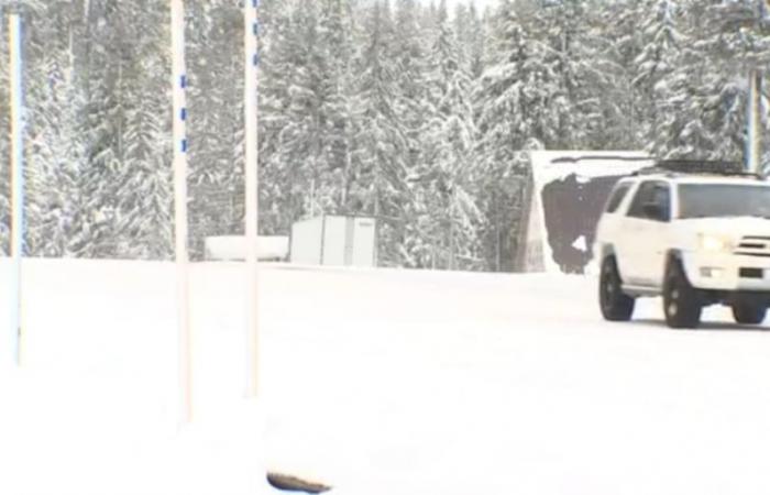 Les conducteurs s’enchaînent pour traverser les cols des Cascades au milieu d’un avertissement de tempête de neige