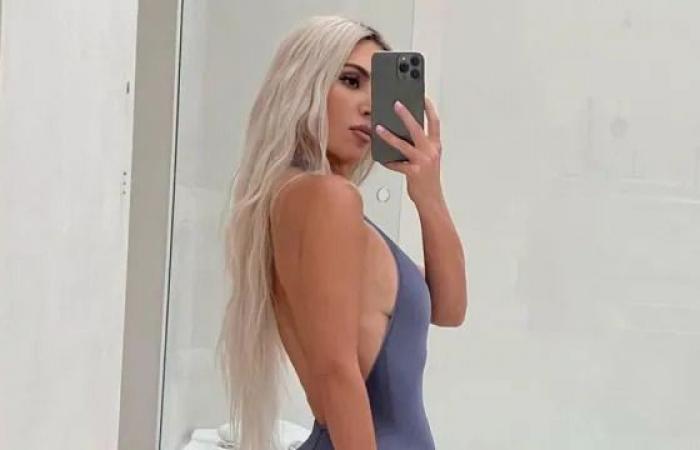 Kim Kardashian fait revivre l’ère des cheveux blonds glacés dans de superbes photos SKIMS X D&G