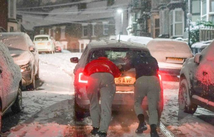 Les écoles ferment et les Britanniques se battent contre des couches de neige alors que les températures chutent à -8 °C et que 8 pouces supplémentaires tombent, provoquant un carnage dans les voyages.