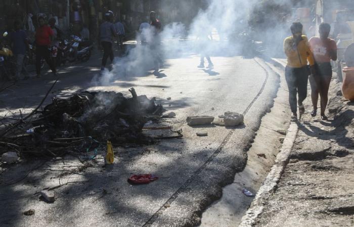 En Haïti, dans la commune de Pétion-Ville, habitants et policiers tentent de repousser les gangs