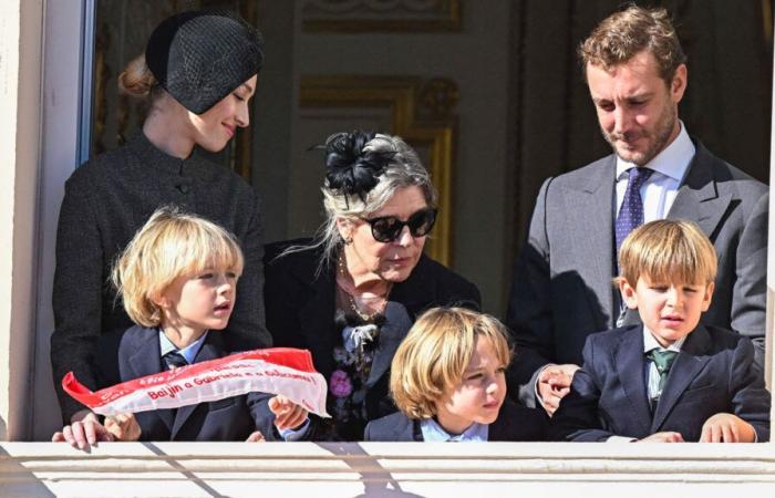 La princesse Caroline grand-mère heureuse avec ses sept petits-enfants sur le balcon du palais princier