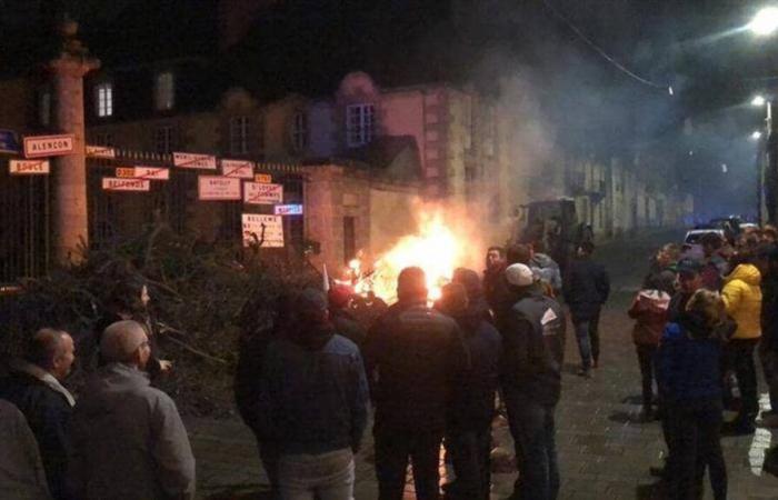 Plusieurs dizaines d’agriculteurs ont manifesté dans l’Orne : “J’arrive à peine à atteindre les 1 500 €”