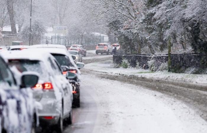 Le chaos des déplacements et les fermetures d’écoles s’accentuent alors que jusqu’à 15 cm de neige supplémentaires devraient tomber